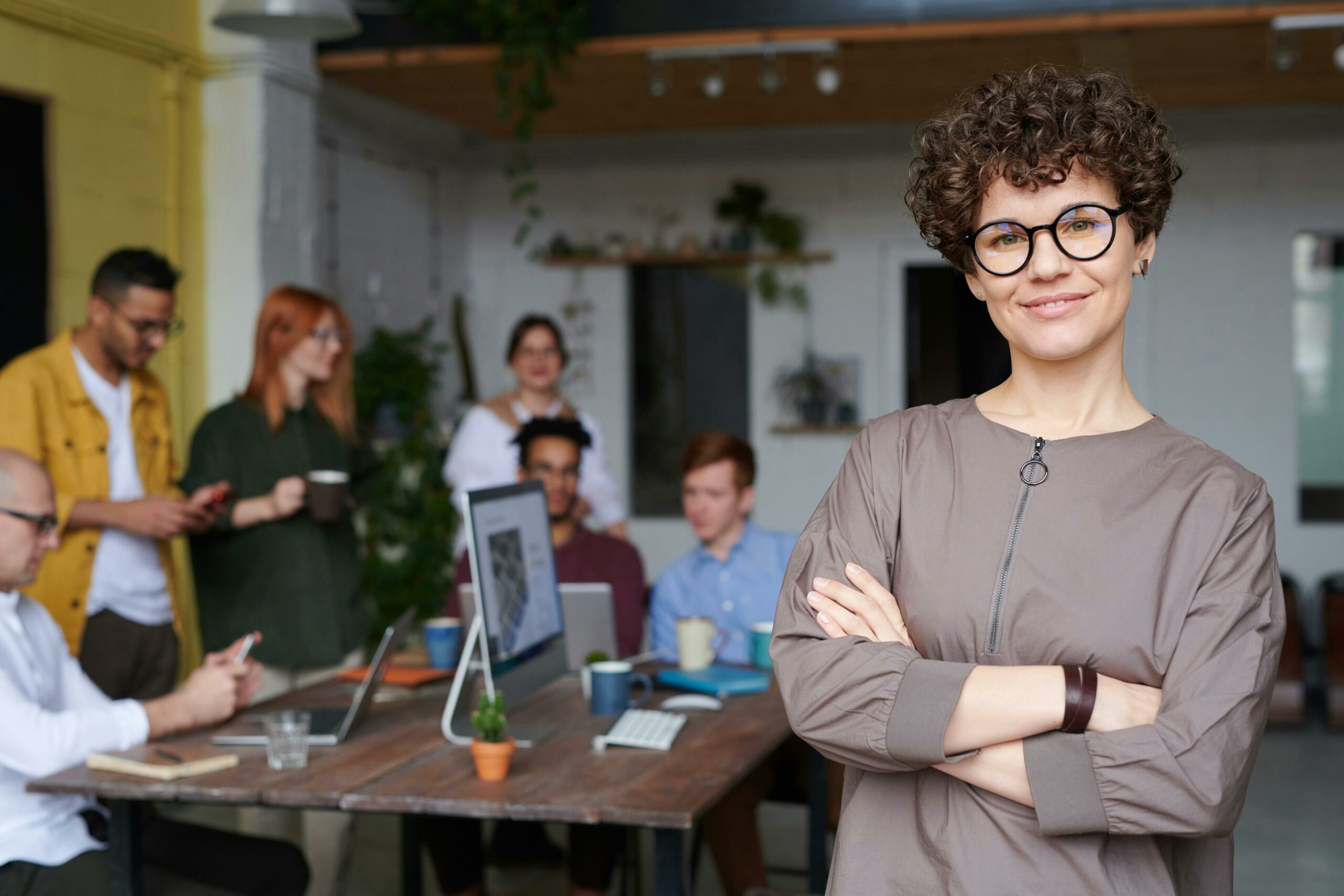 Młody przedsiębiorca podczas pracy zespołowej nad kampanią marketingową w biurze