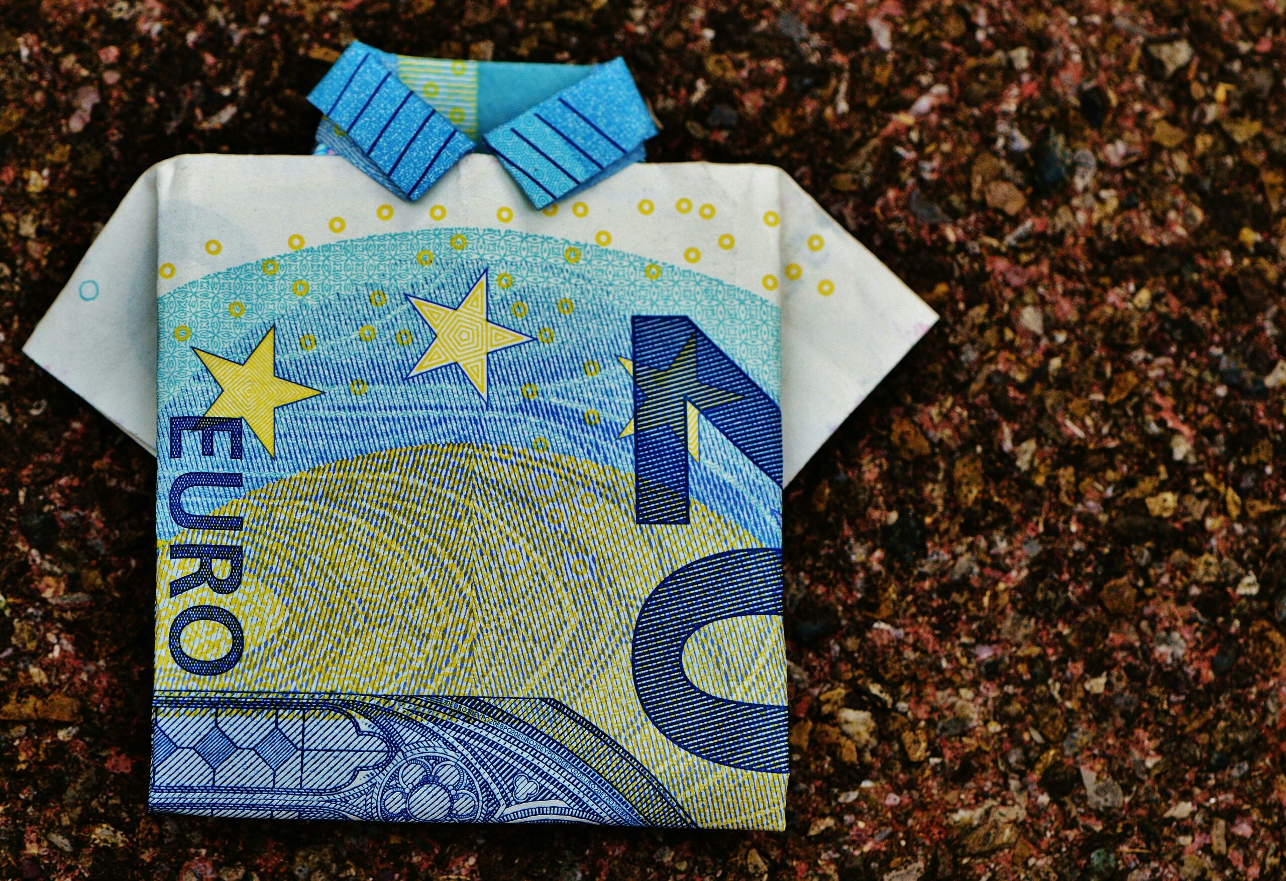 Banknot euro symbolizujący zarobki mini influencerów na platformie nanoinflu