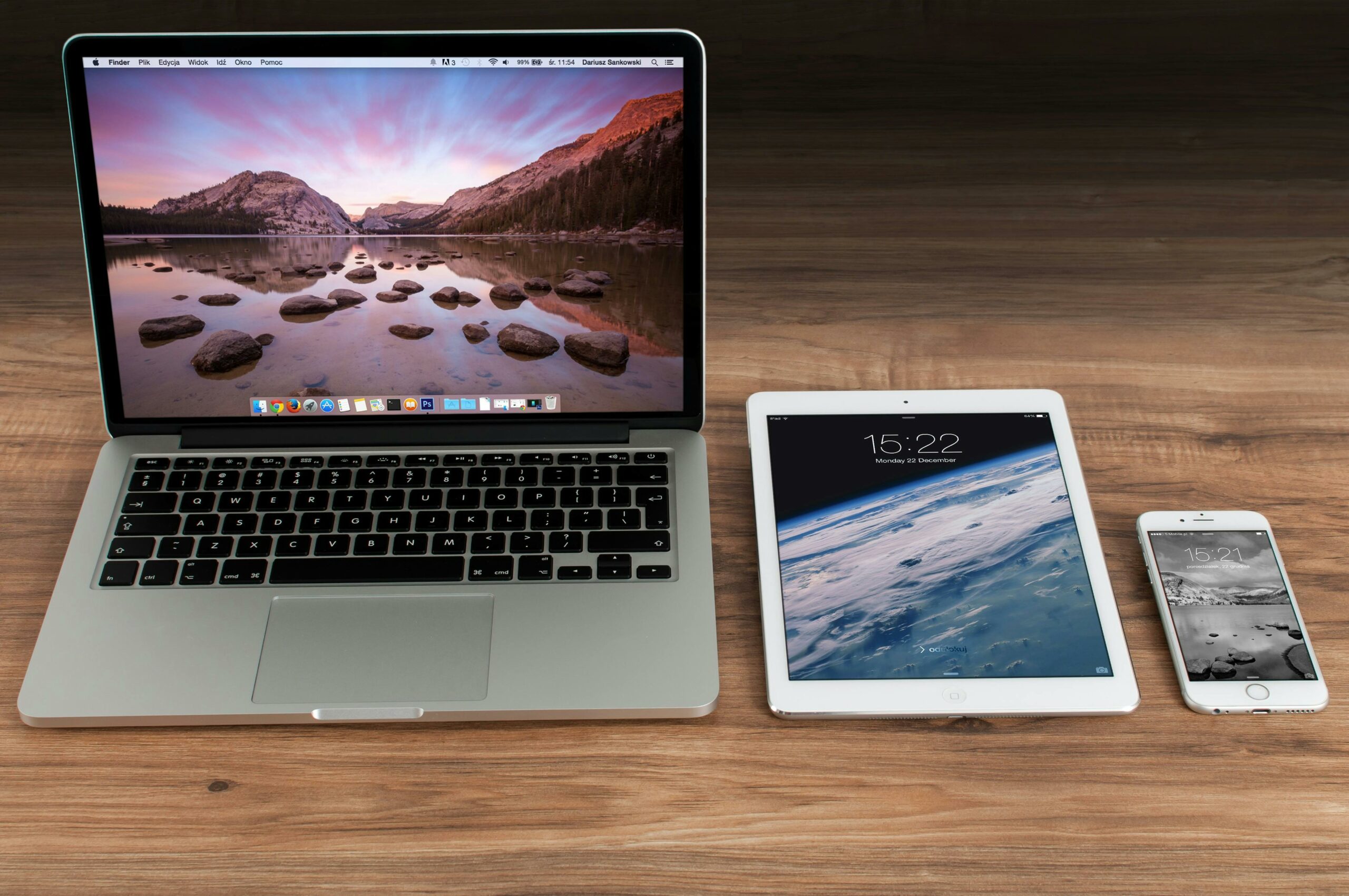 Laptop, tablet i telefon – praca w marketingu w Polsce 2025
