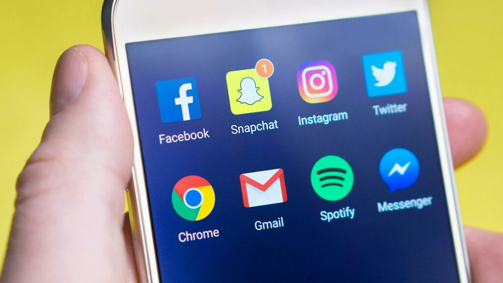 Jak znaleźć niszę w social mediach i zarabiać na własnych treściach?