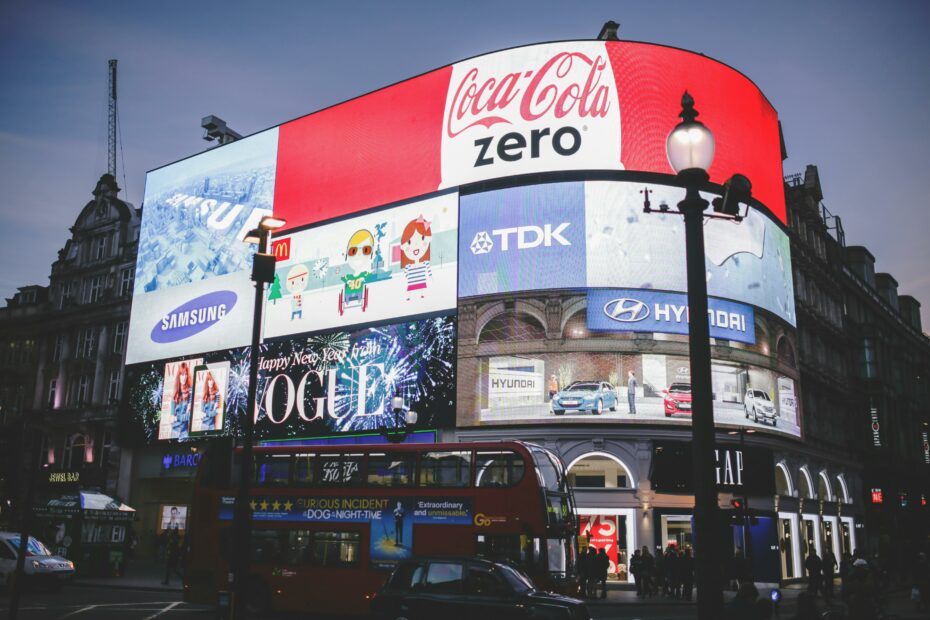 Billboardy z reklamami w centrum miasta – przykład reklamy zewnętrznej.