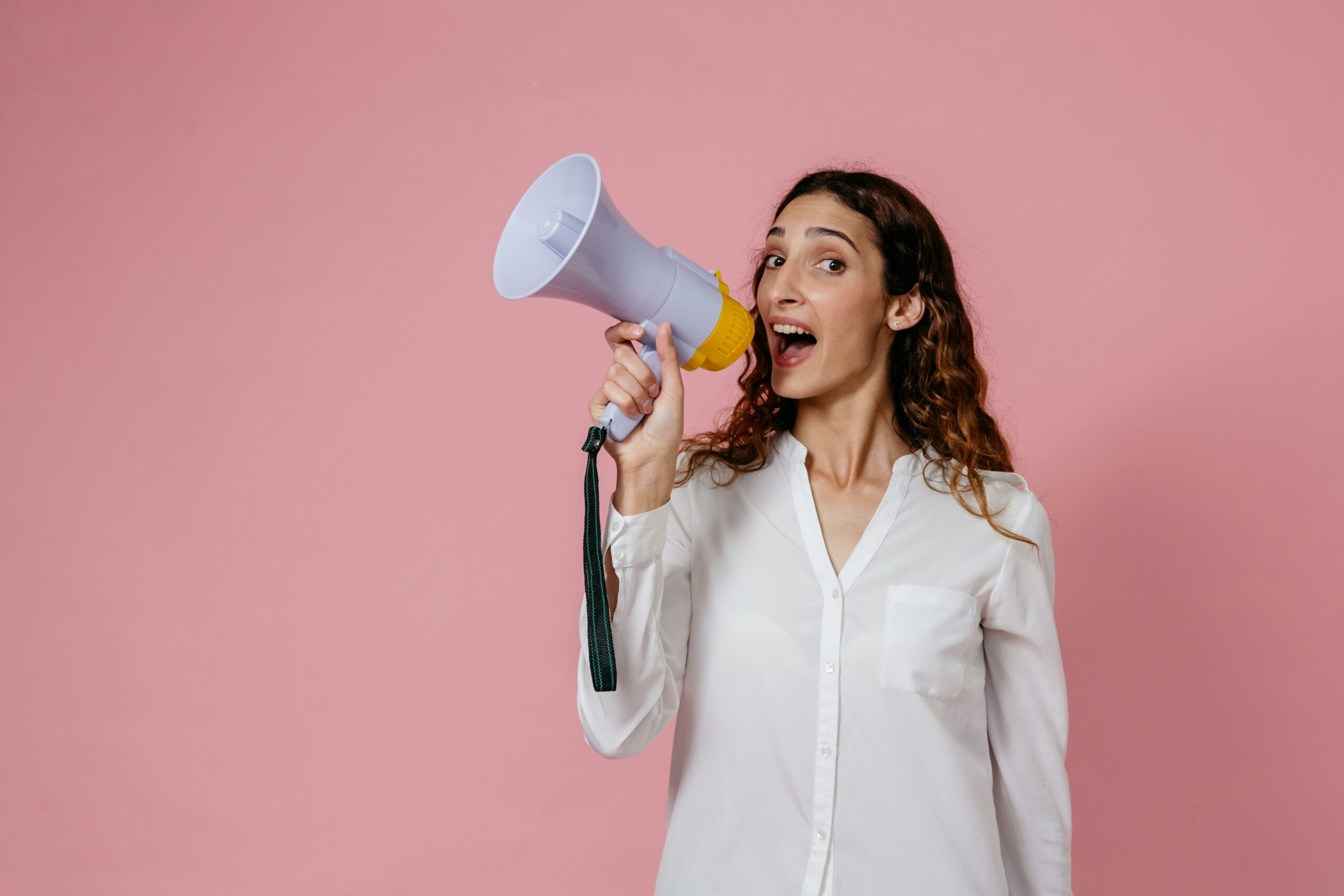 Młoda influencerka z megafonem promuje kampanię marketingową