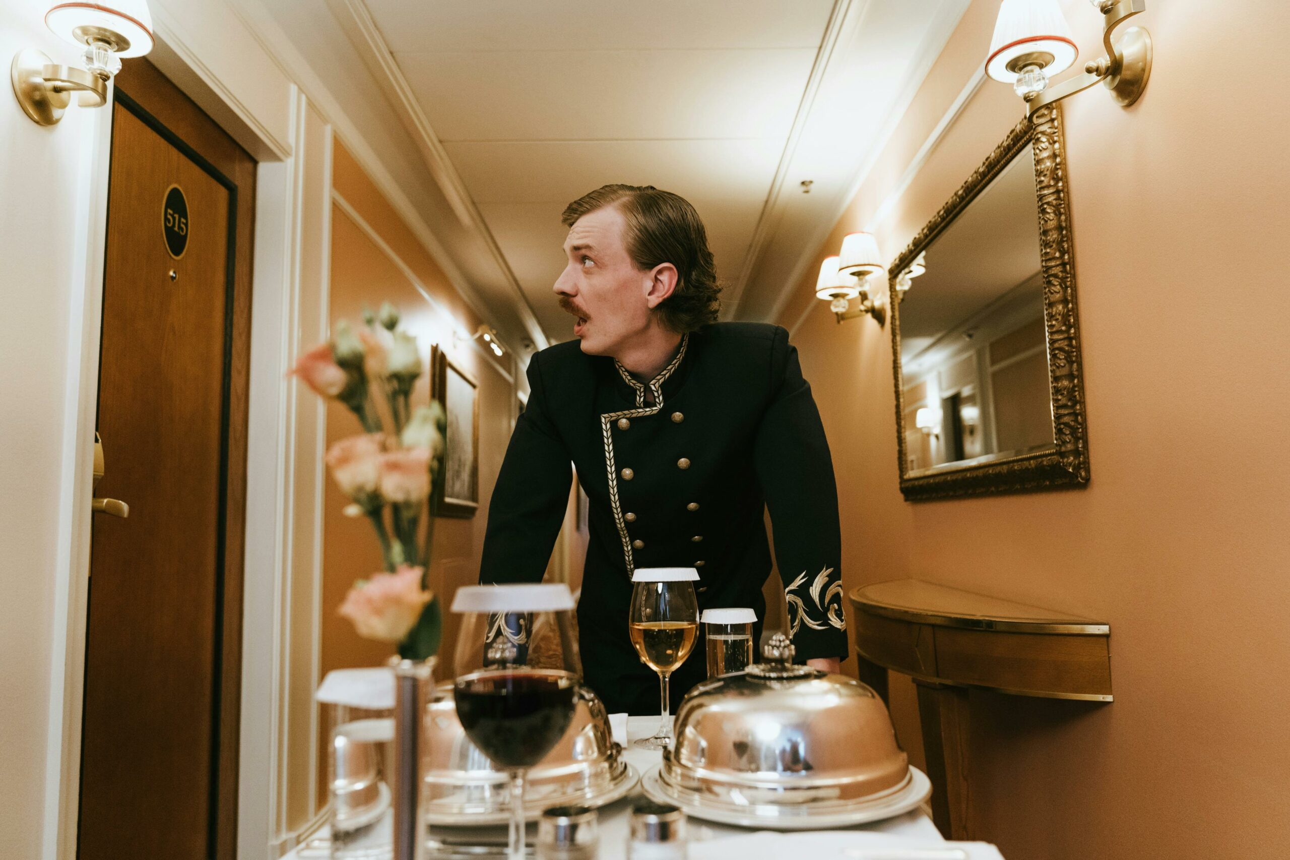 Kelnerka serwująca kieliszki w eleganckim obiekcie noclegowym