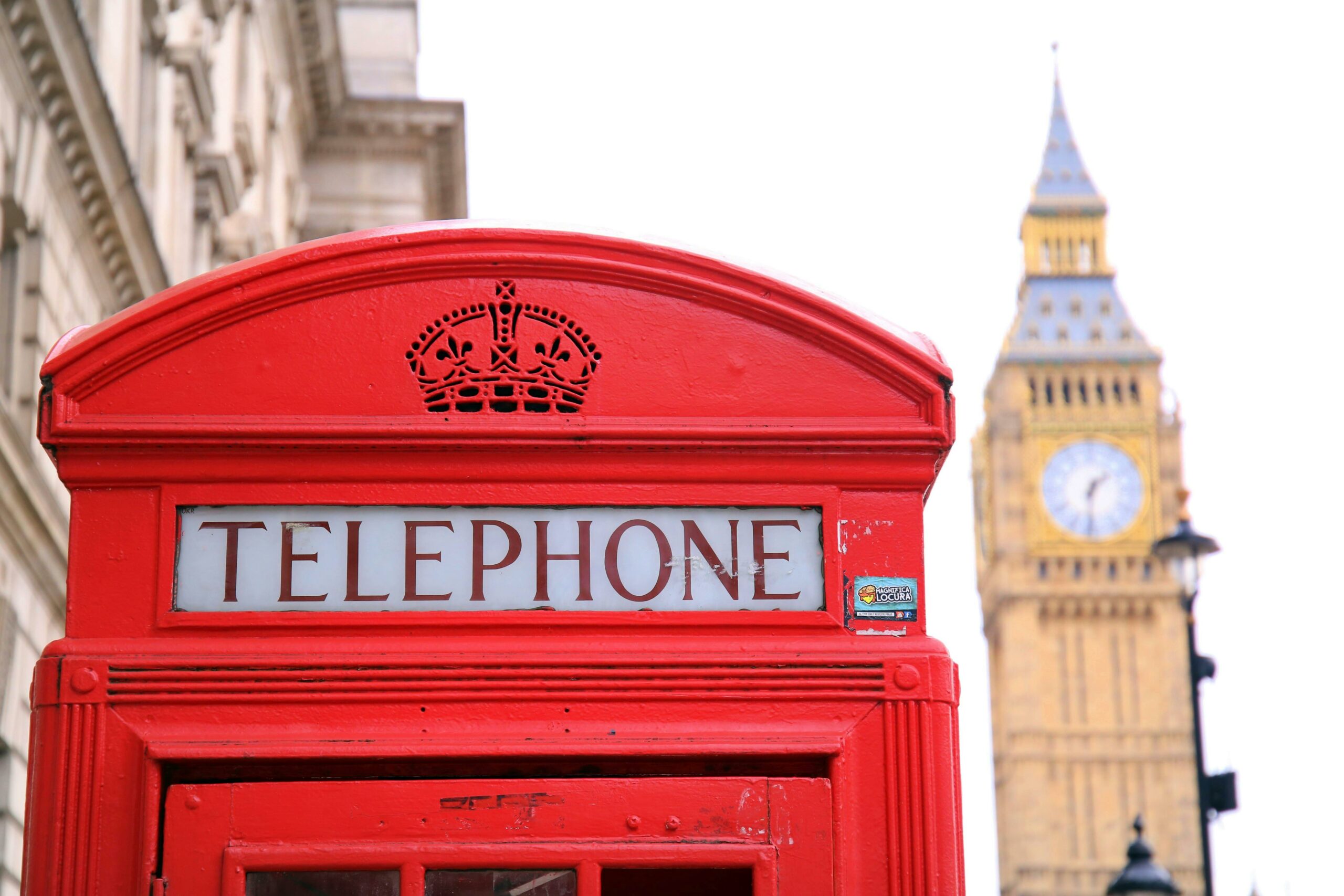 Czerwony budka telefoniczna z wieżą Big Ben w tle
