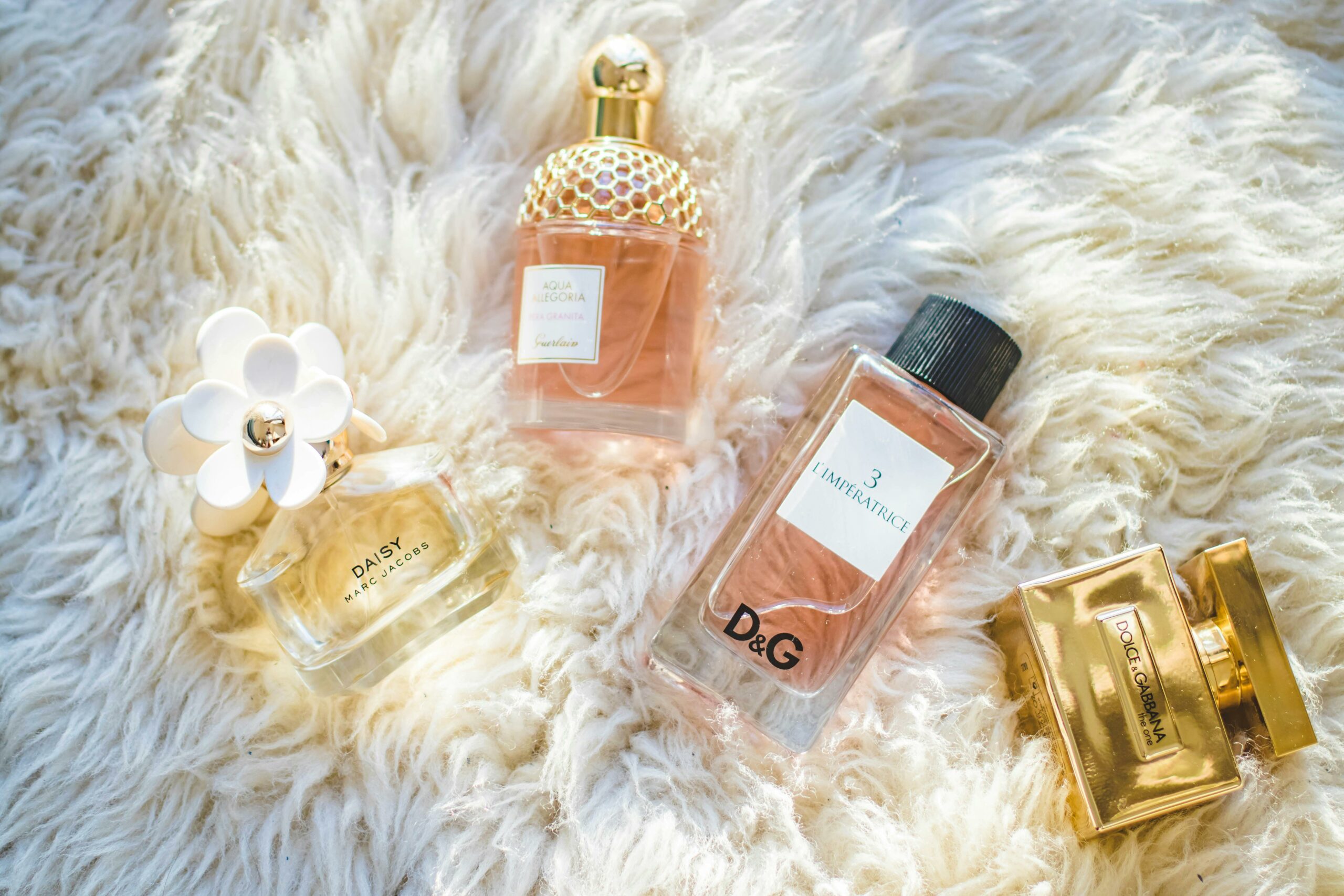 Promocja perfum – jak skutecznie reklamować i eksponować perfumy online?
