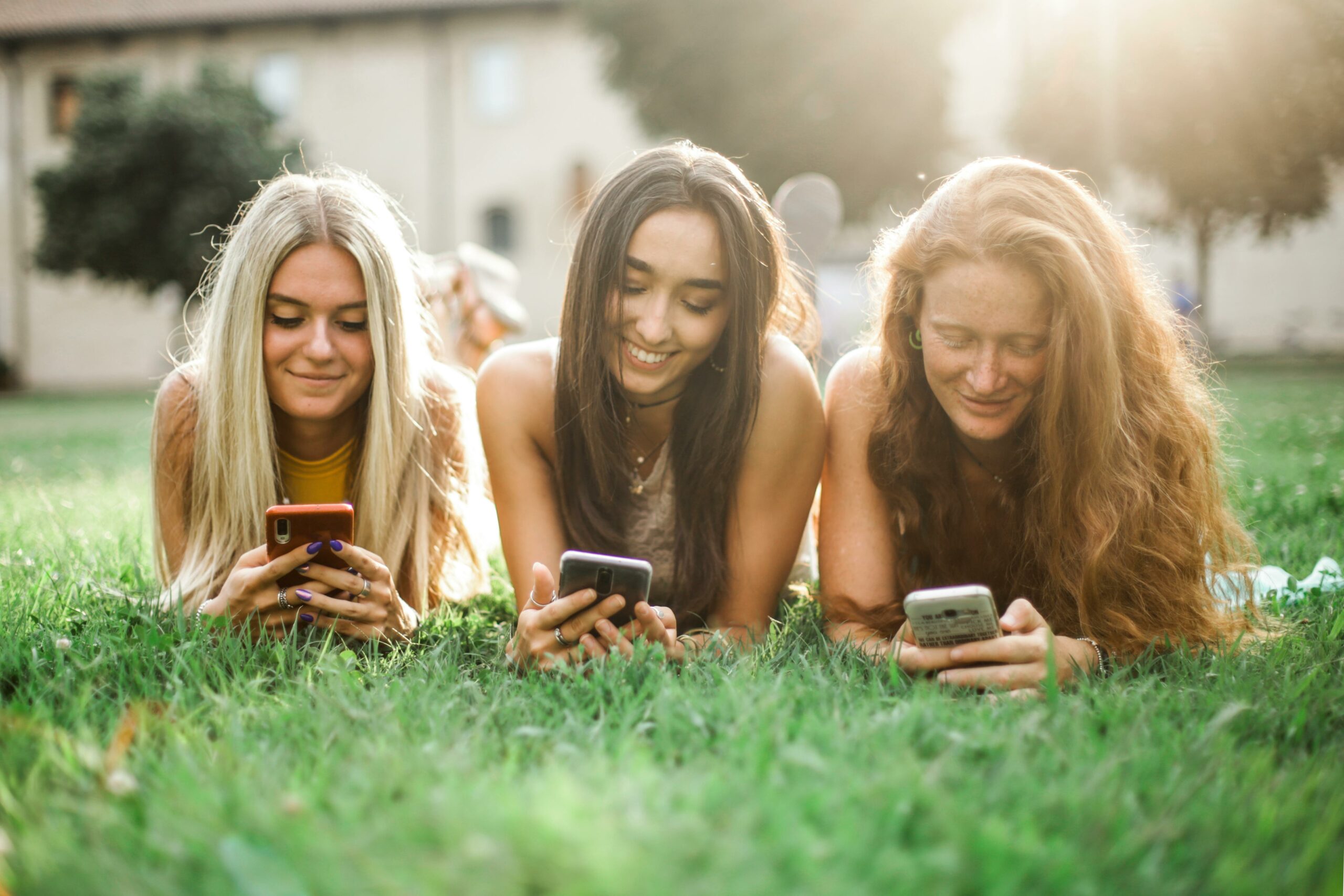 Group of female nanoinfluencers creating lifestyle content outdoors – how to connect with nanoinfluencers