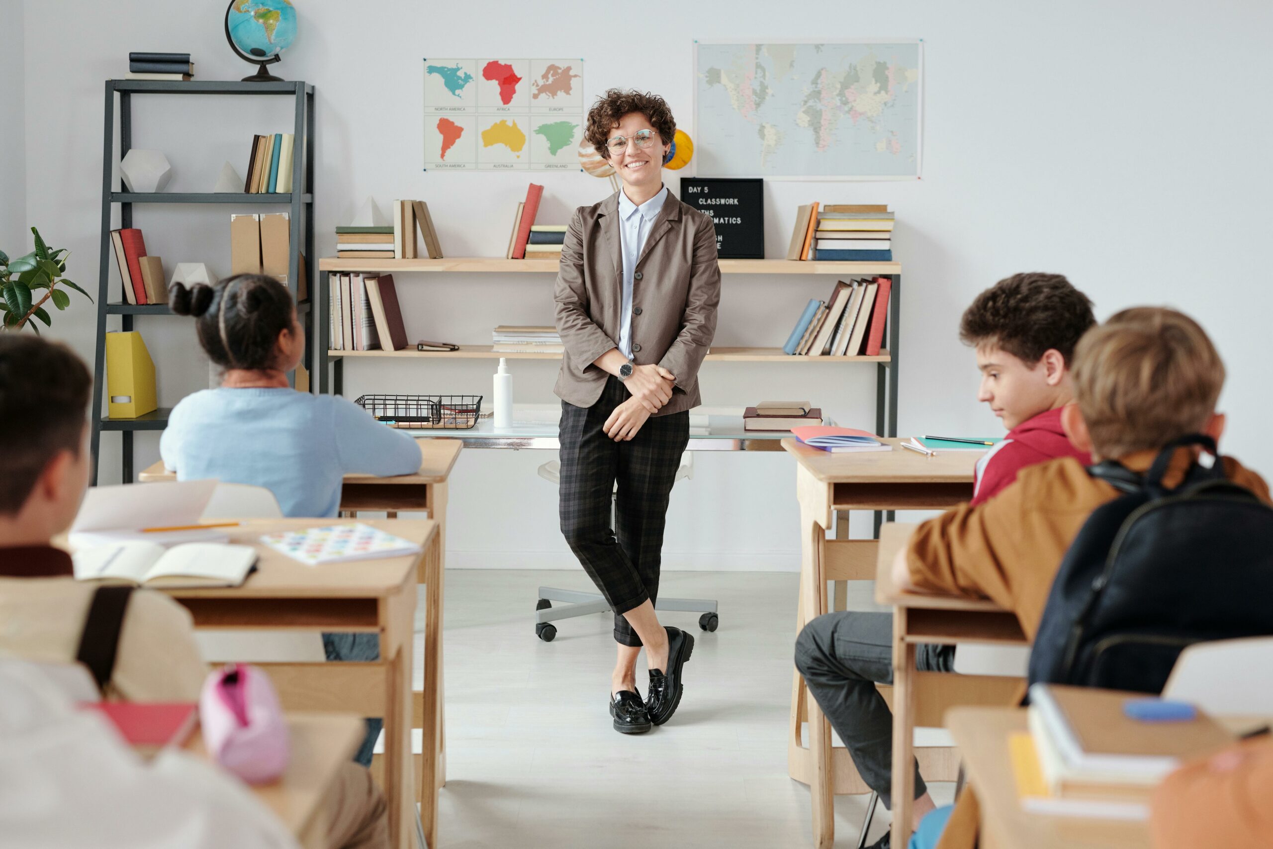 Teacher presenting a lesson to engaged students in a modern classroom, illustrating effective school promotion with NanoInflu.