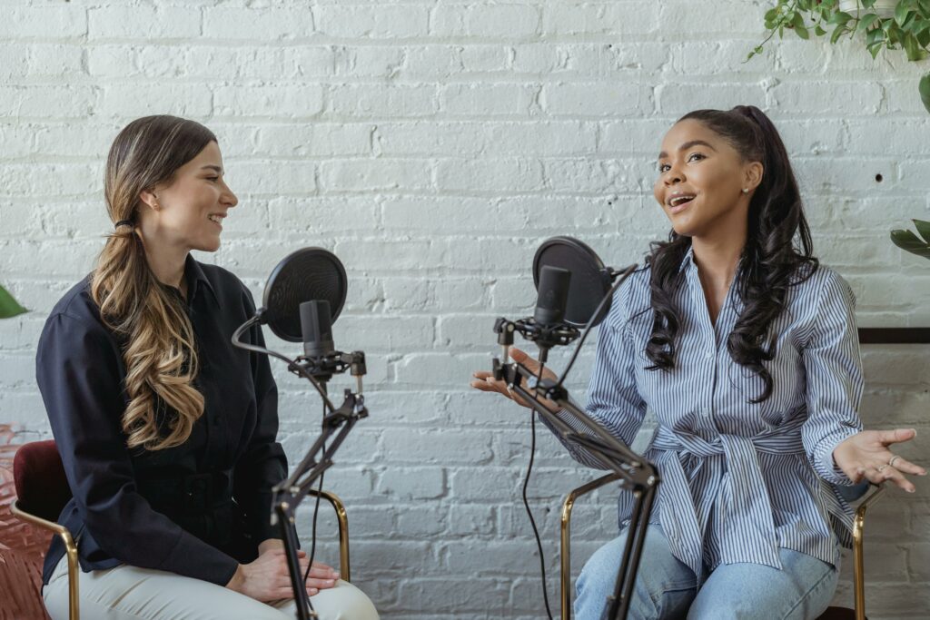 Audio w influencer marketingu: podcasty i Clubhouse – przewodnik dla marek