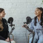 Audio w influencer marketingu: podcasty i Clubhouse – twórcy nagrywający rozmowę wspieraną przez NanoInflu