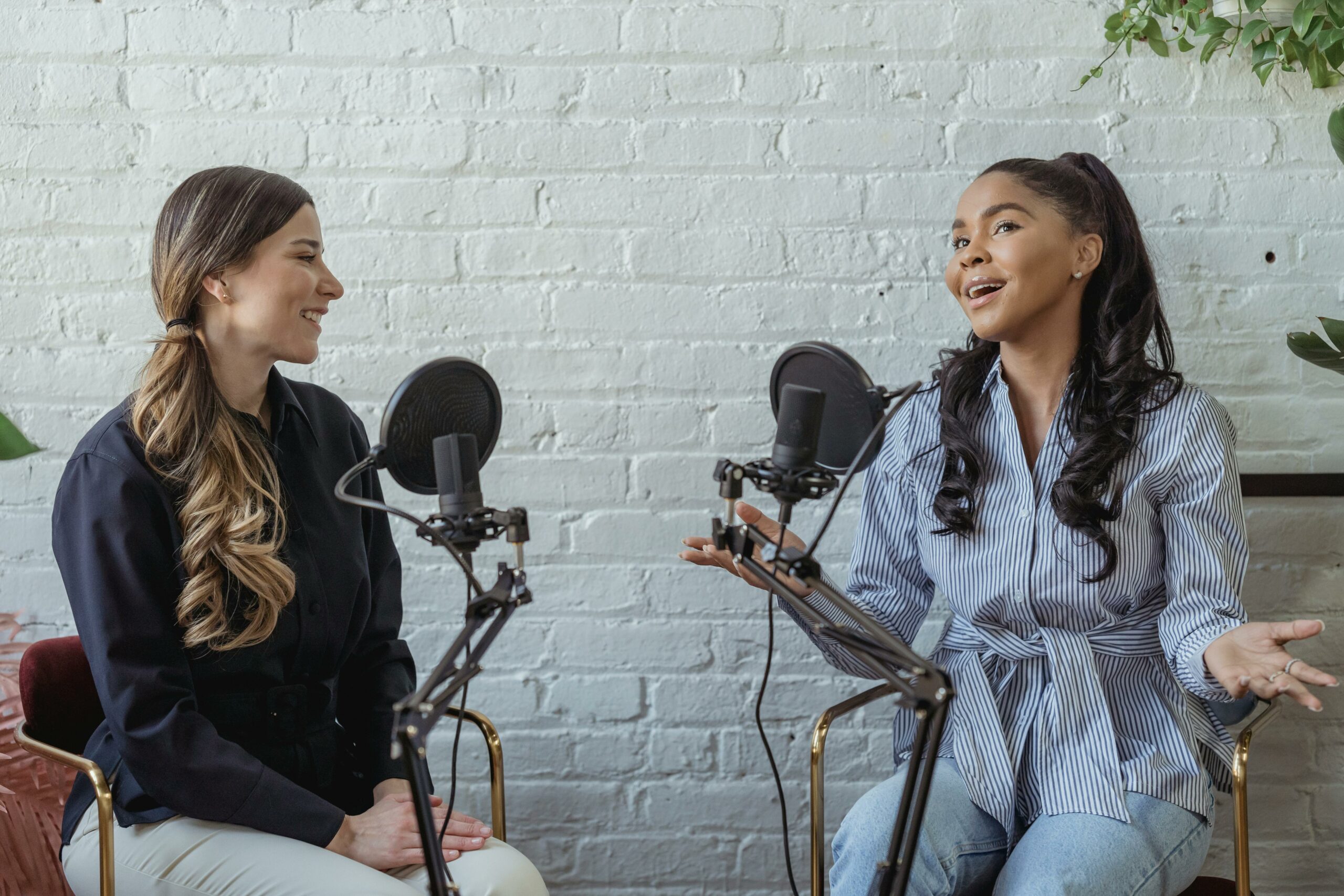 Audio w influencer marketingu: podcasty i Clubhouse – twórcy nagrywający rozmowę wspieraną przez NanoInflu