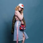 Kobieta w modnej stylizacji jako przykład różnorodności i autentyczności w kampaniach influencer marketingu
