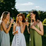 Grupa młodych kobiet nagrywających film na Instagram i YouTube – przykład współpracy influencerów z marką NanoInflu podczas kampanii promocyjnej.