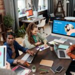 Zespół marketingowy podczas omawiania wyceny kampanii influencer marketingowej w porównaniu z platformą NanoInflu.