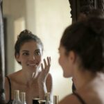 Kobieta pokazująca córce pielęgnację twarzy w lustrze – autentyczna reklama beauty w mediach społecznościowych z NanoInflu.